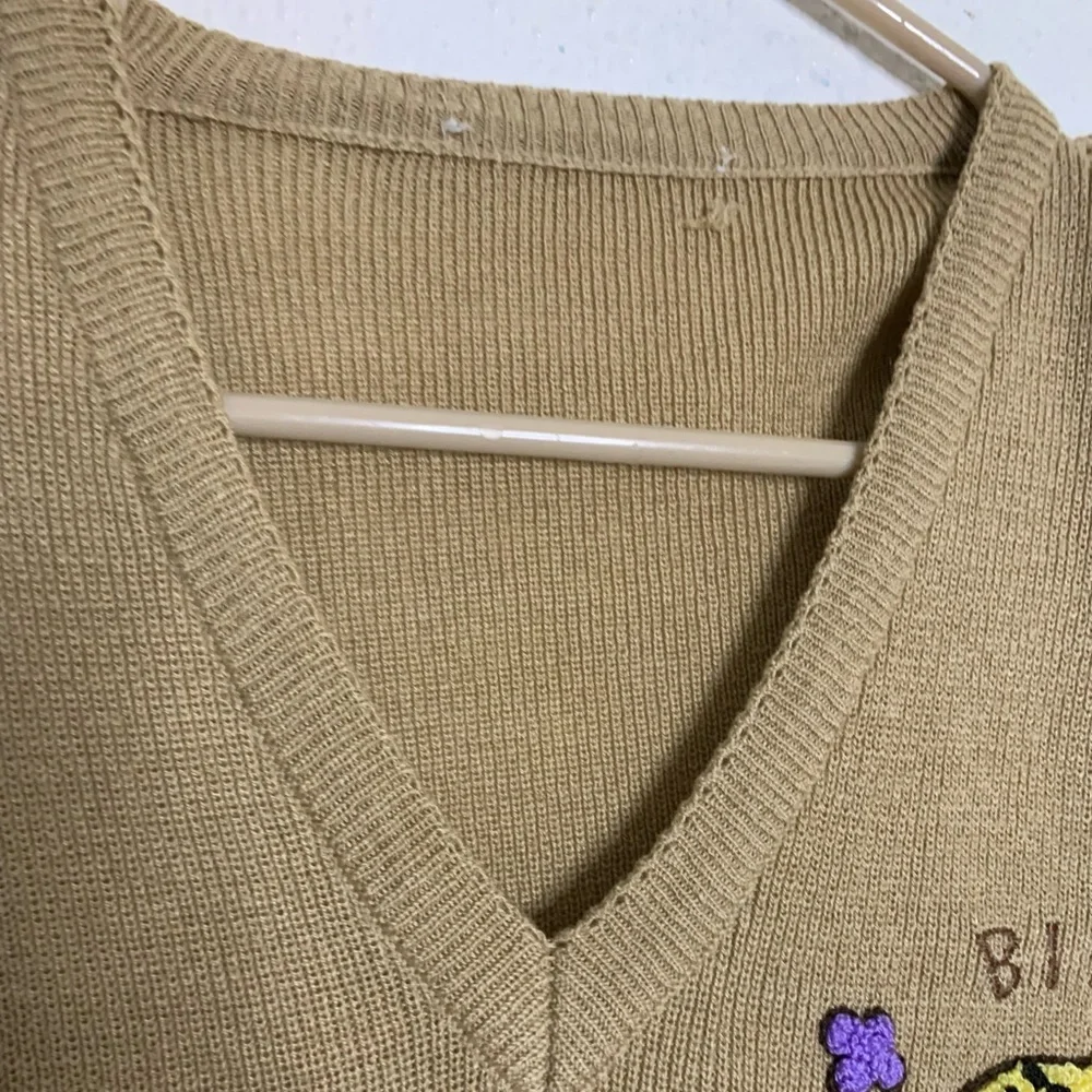 Embroidered v-neck pull-over sweater - Picture 7 of 9
